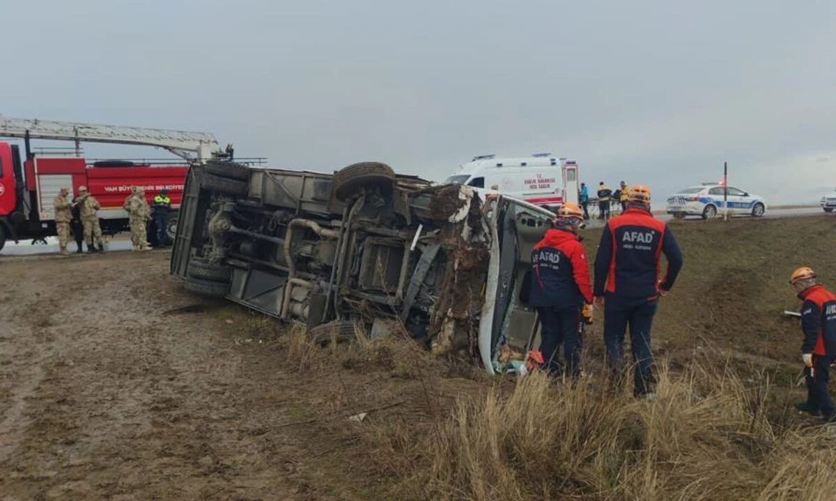 Yolcu midibüsü şarampole uçtu: Ekipler bölgede, çok sayıda yaralı var