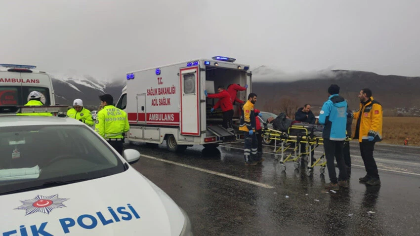 Van'da yolcu midibüsü şarampole devrildi: 20 yaralı