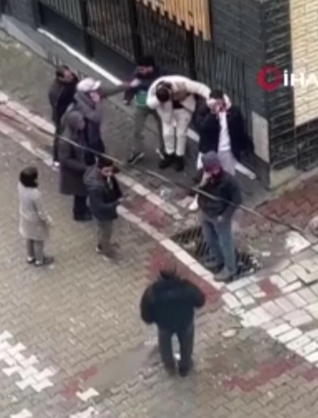 Esenyurt'ta gençlerin kavgasında kan aktı: O anlar kamerada