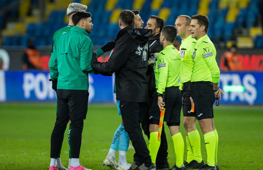 Hakemin elini sıkmayan futbolcu kırmızı kart gördü!