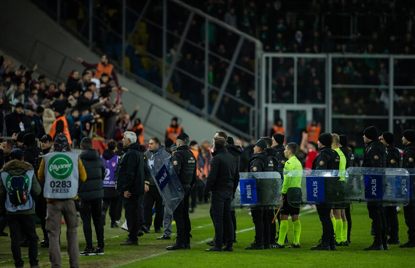 Hakemin elini sıkmayan futbolcu kırmızı kart gördü!