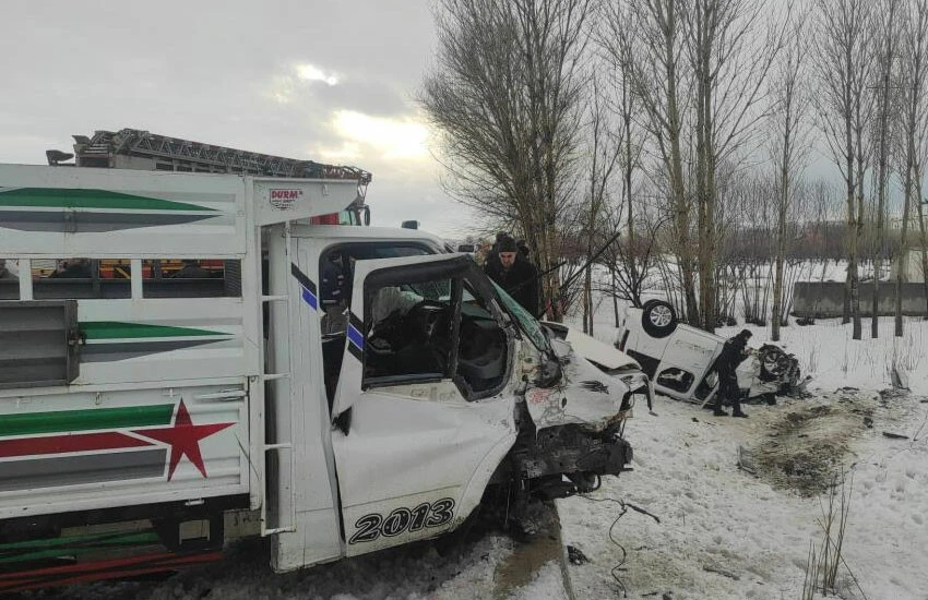 Van'da hafif ticari araç ile kamyonet çarpıştı: 2'si ağır 7 yaralı