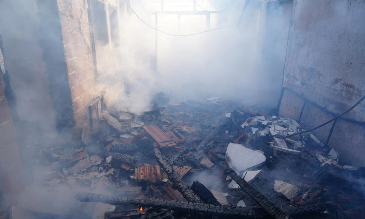 Sütü ocakta unuttu, evi küle döndü: Yaşlı kadın gözyaşlarını tutamadı