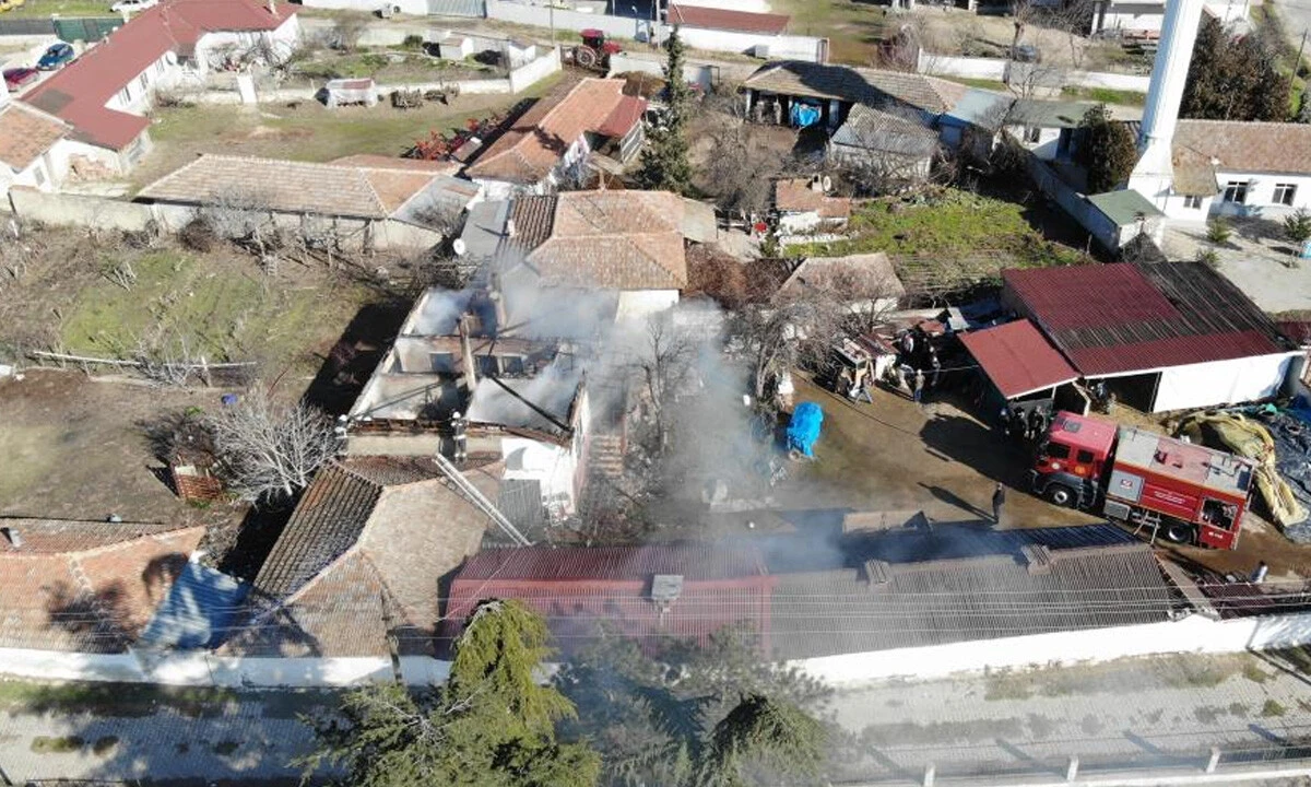 Sütü ocakta unuttu, evi küle döndü: Yaşlı kadın gözyaşlarını tutamadı