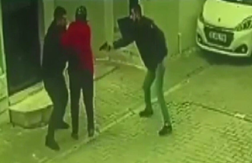 Sokak ortasında düello! Yaşlı kadını canlı kalkan olarak kullandı