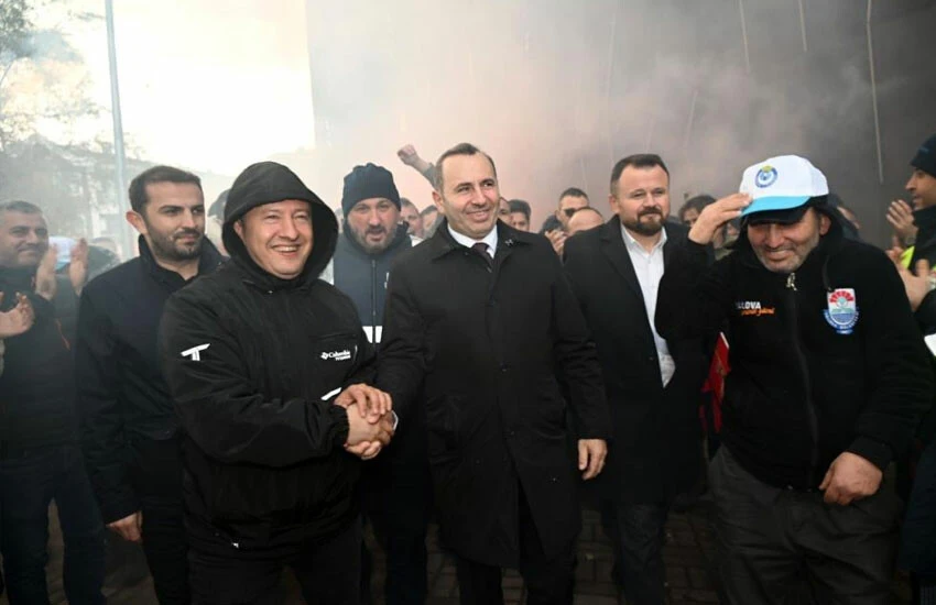 Yüzde 88 zam alan işçiler sevinçten coştu: Davul, zurna ve meşaleyle kutladılar