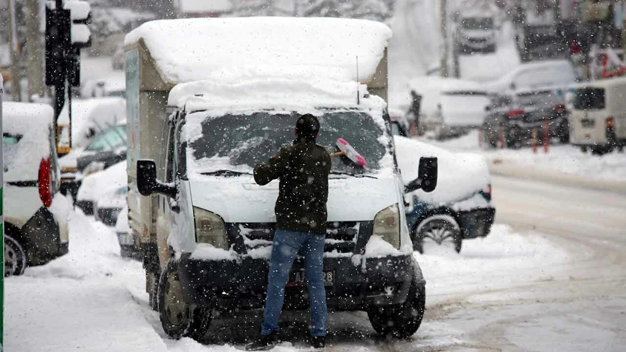 Bayburt'ta hamile ve engelli kamu çalışanlarına kar izni