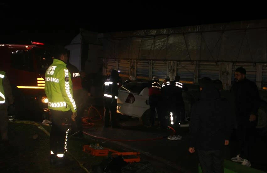 Tırın altına girdi! Şanlıurfa'da feci kaza: 3 ölü, 2 yaralı