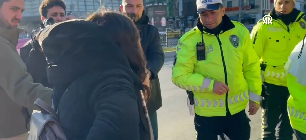 Kadıköy'de bu defa sürücüler değil yayalar yakalandı: 13 kişiye ceza