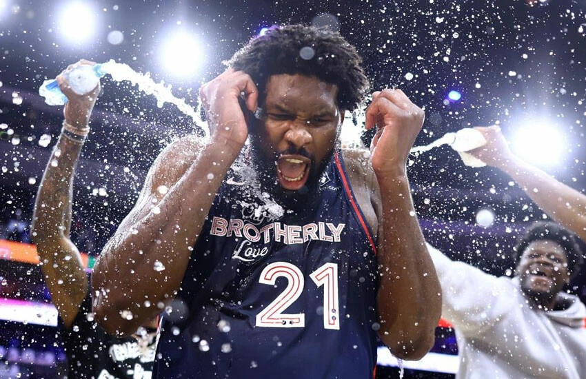 Joel Embiid'den tarihi performans! 70 sayıyla 56 yıllık rekoru kırdı