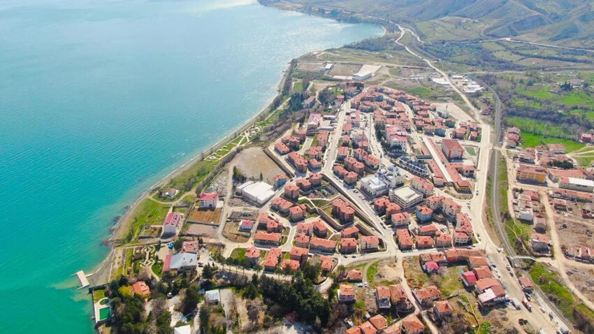 Depremzedeler göl manzaralı evlerinde... "Allah devletimizden razı olsun"