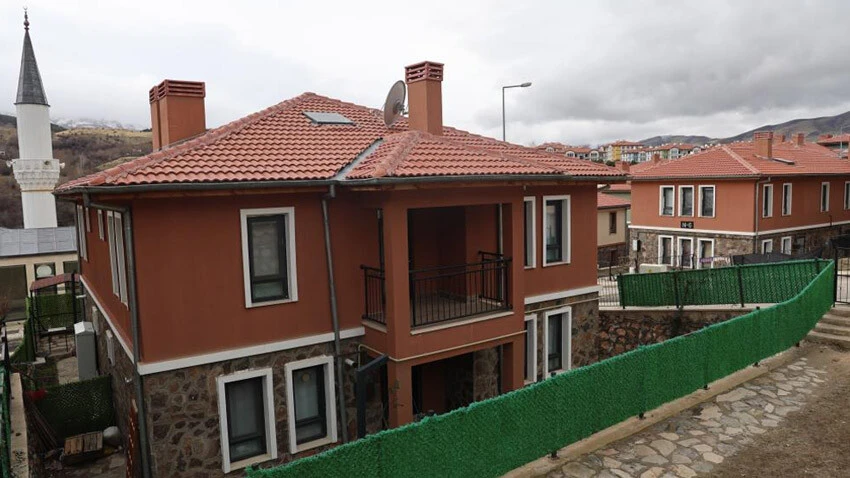 Depremzedeler göl manzaralı evlerinde... "Allah devletimizden razı olsun"
