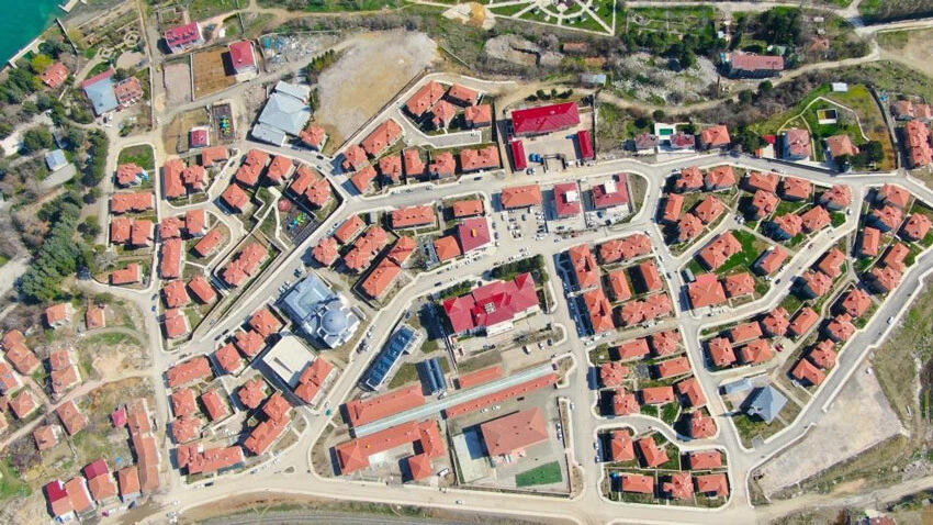 Depremzedeler göl manzaralı evlerinde... "Allah devletimizden razı olsun"