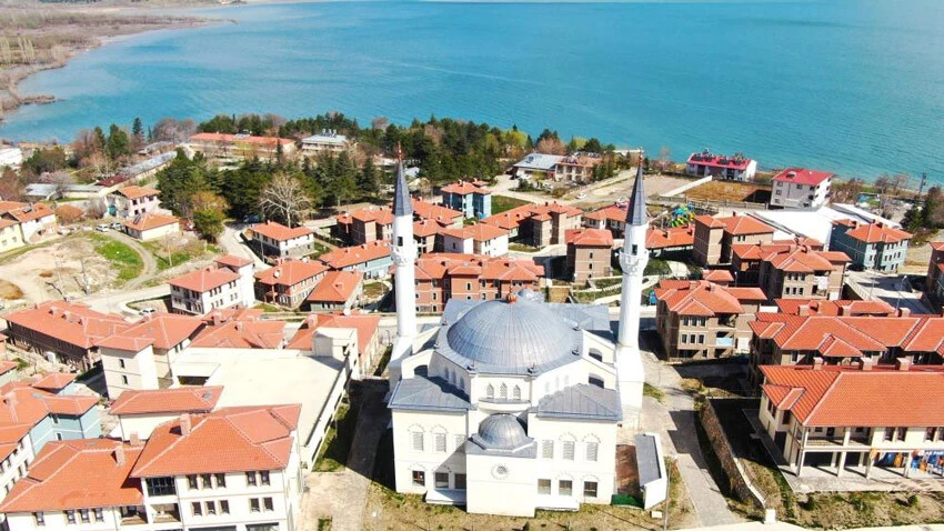 Depremzedeler göl manzaralı evlerinde... "Allah devletimizden razı olsun"
