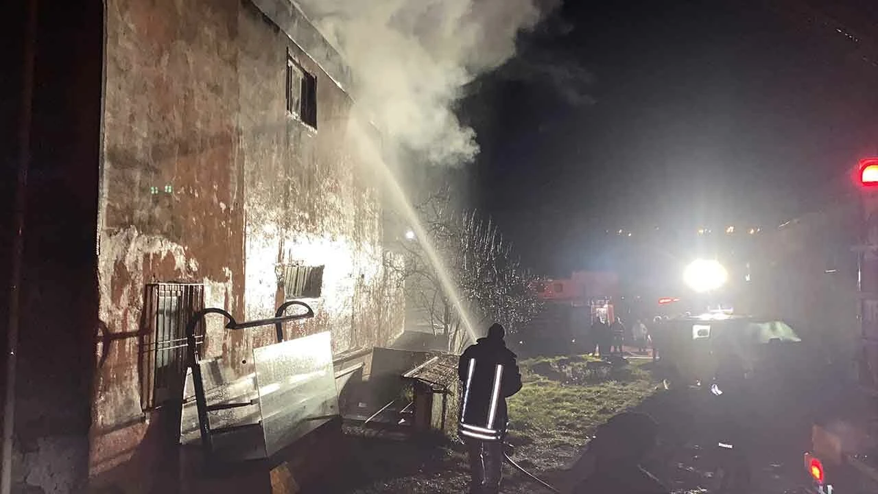 Isparta’da ev yangını: Alevler geceyi aydınlattı