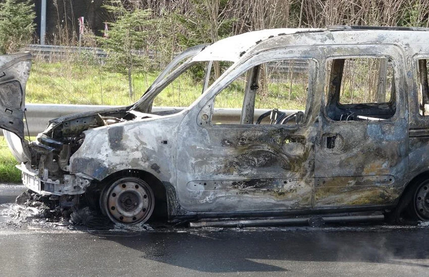 Hastane yolunda dehşeti yaşadılar: Araç küle döndü