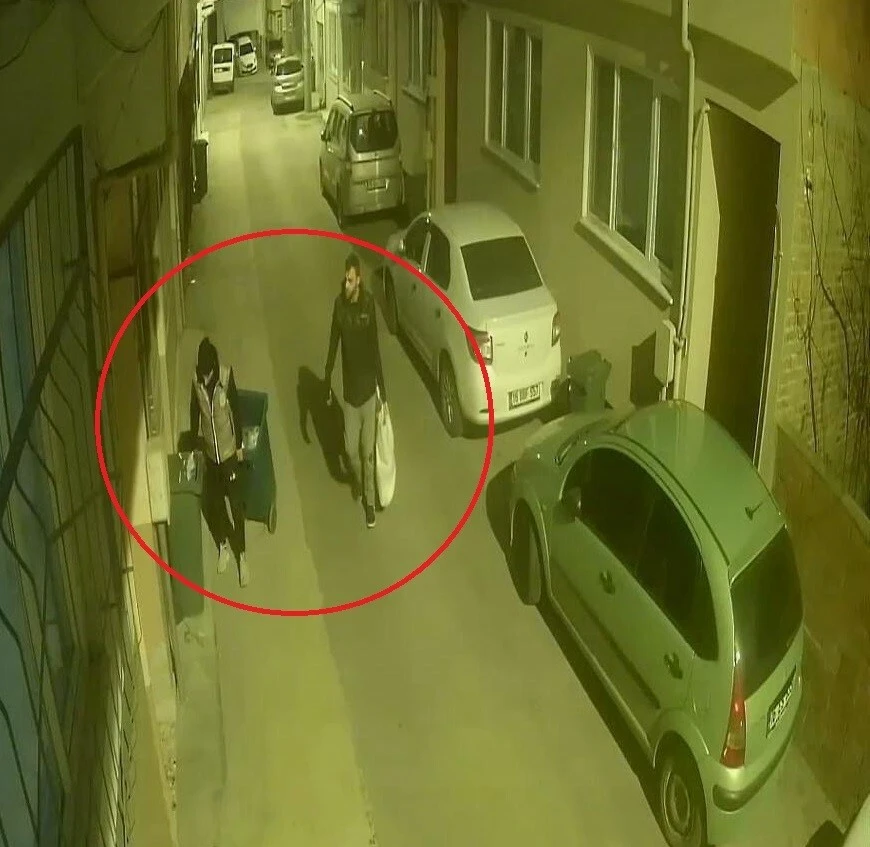 Bu da çöp kovası hırsızlığı! Beğenmeyip yol üstünde değiştirdiler