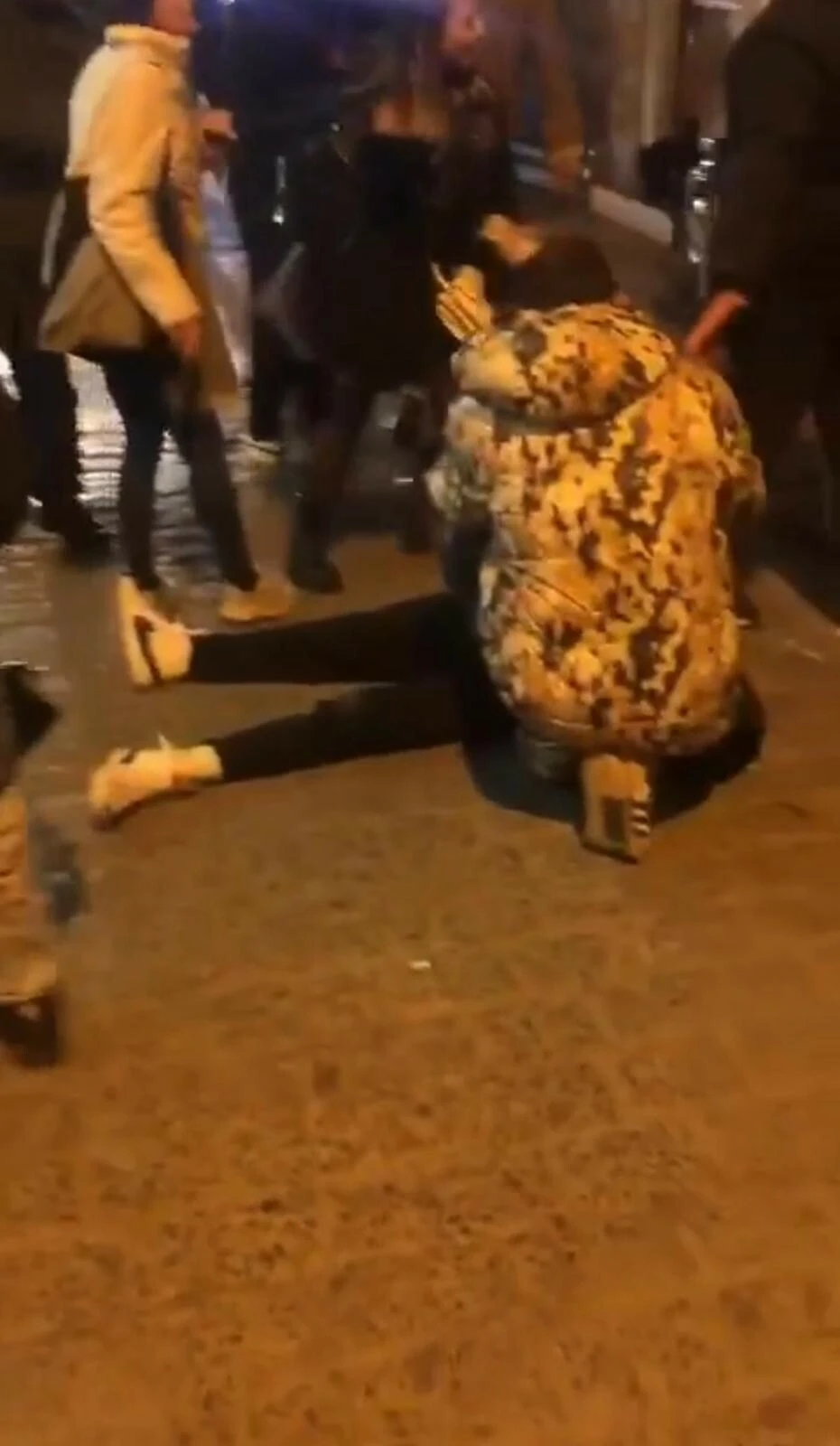 "Kız arkadaşıma baktın" kavgasında istemeden arkadaşını bayılttı!