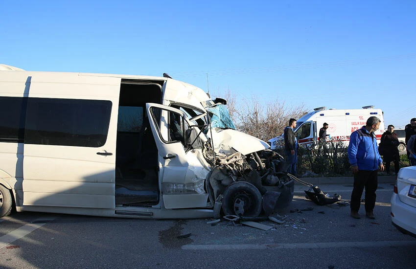 Hatay’da servis aracı kaza yaptı: 12 işçi yaralı!