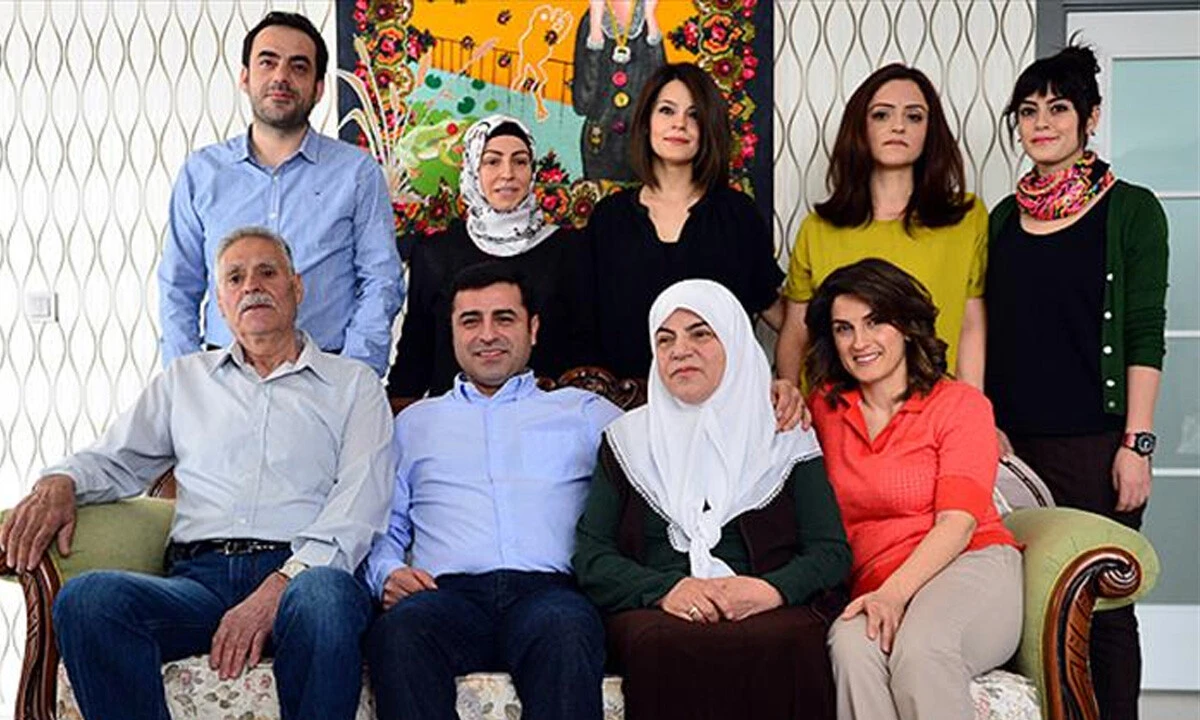 Selahattin Demirtaş rahatsızlanan annesini hastanede ziyaret etti