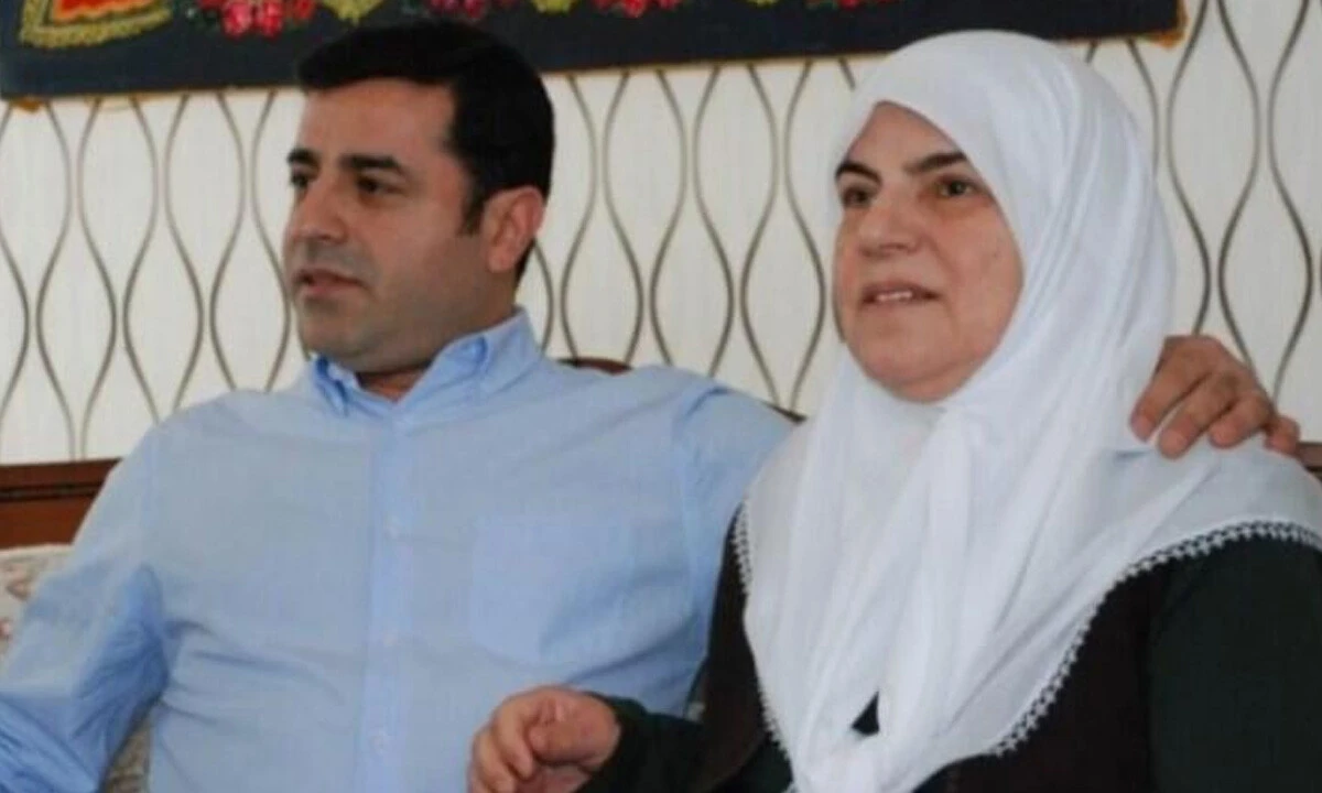 Selahattin Demirtaş rahatsızlanan annesini hastanede ziyaret etti