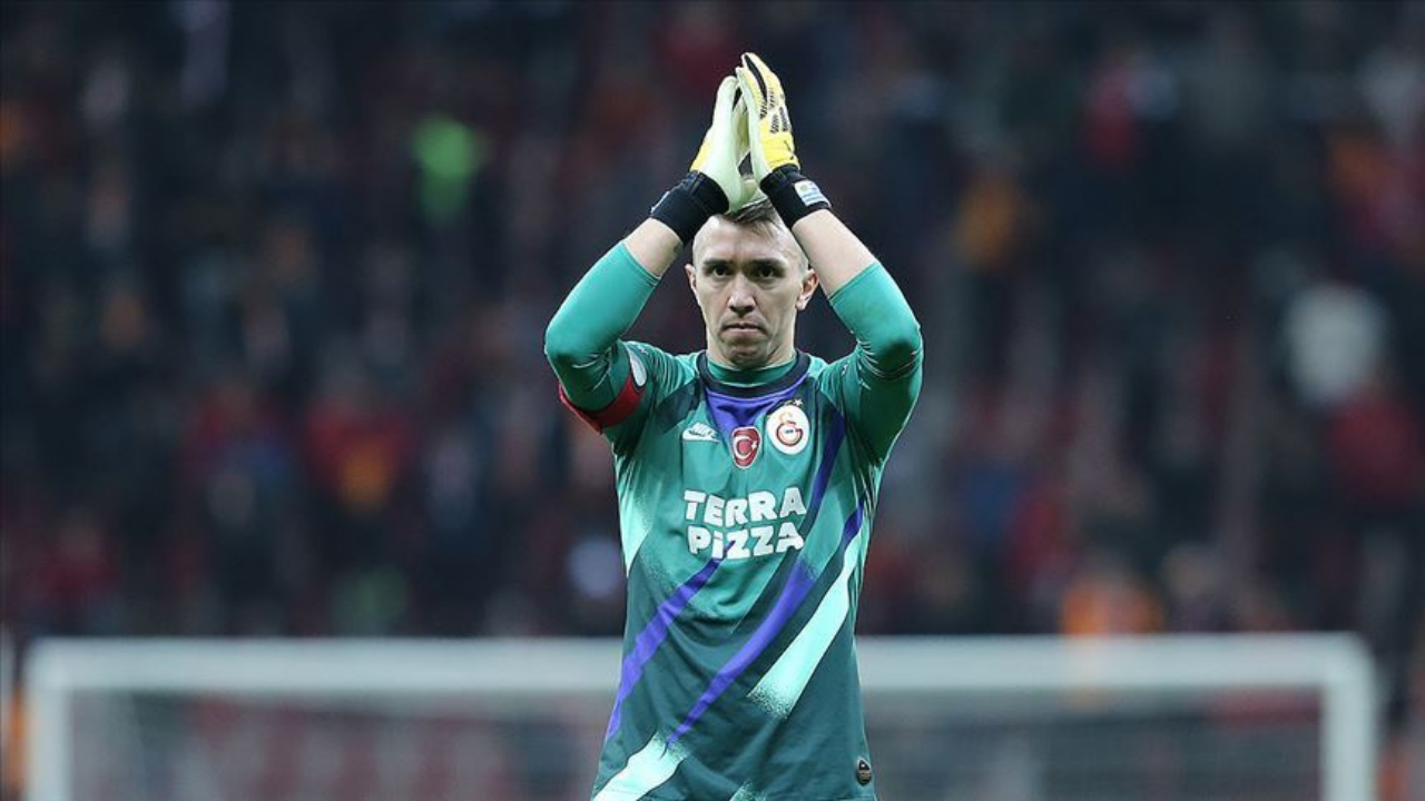 Erden Timur&#039;dan Muslera açıklaması! Galatasaray&#039;da devam edecek mi?