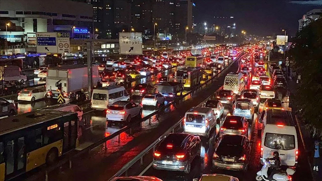 İstanbul&#039;da sağanak trafiği durma noktasına getirdi 