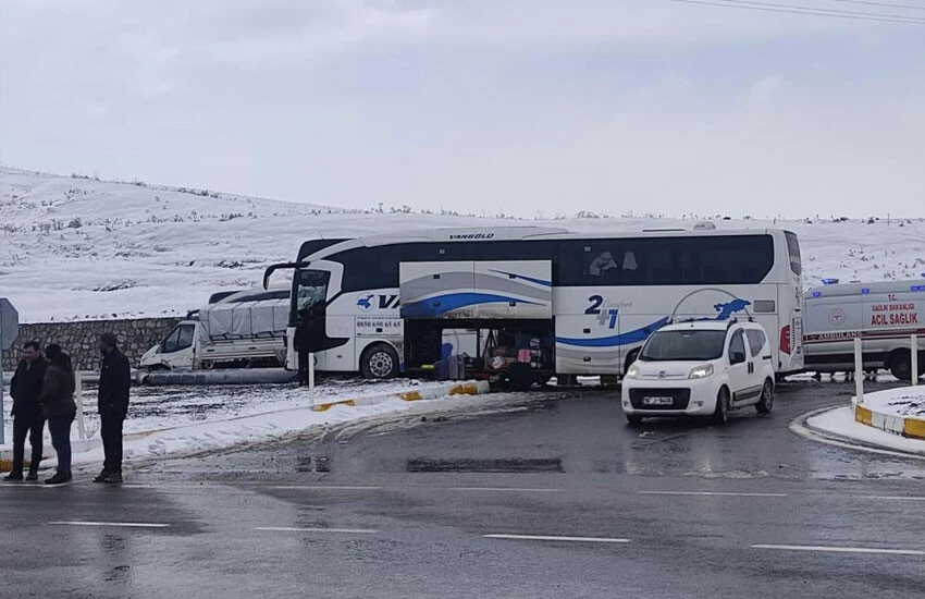 Yolcu otobüsü ile kamyonet çarpıştı: Çok sayıda yaralı var