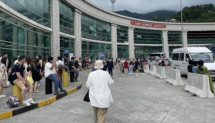 Sarp Sınır Kapısı'ndan 6 milyonu aşkın yolcu geçti