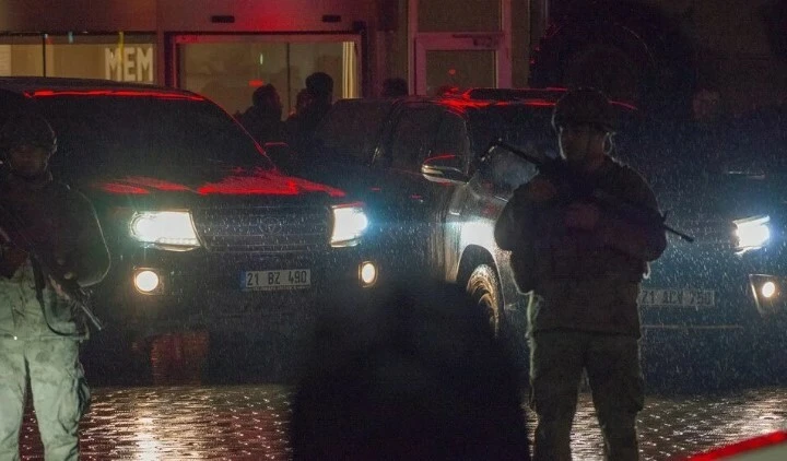 Selahattin Demirtaş rahatsızlanan annesini hastanede ziyaret etti