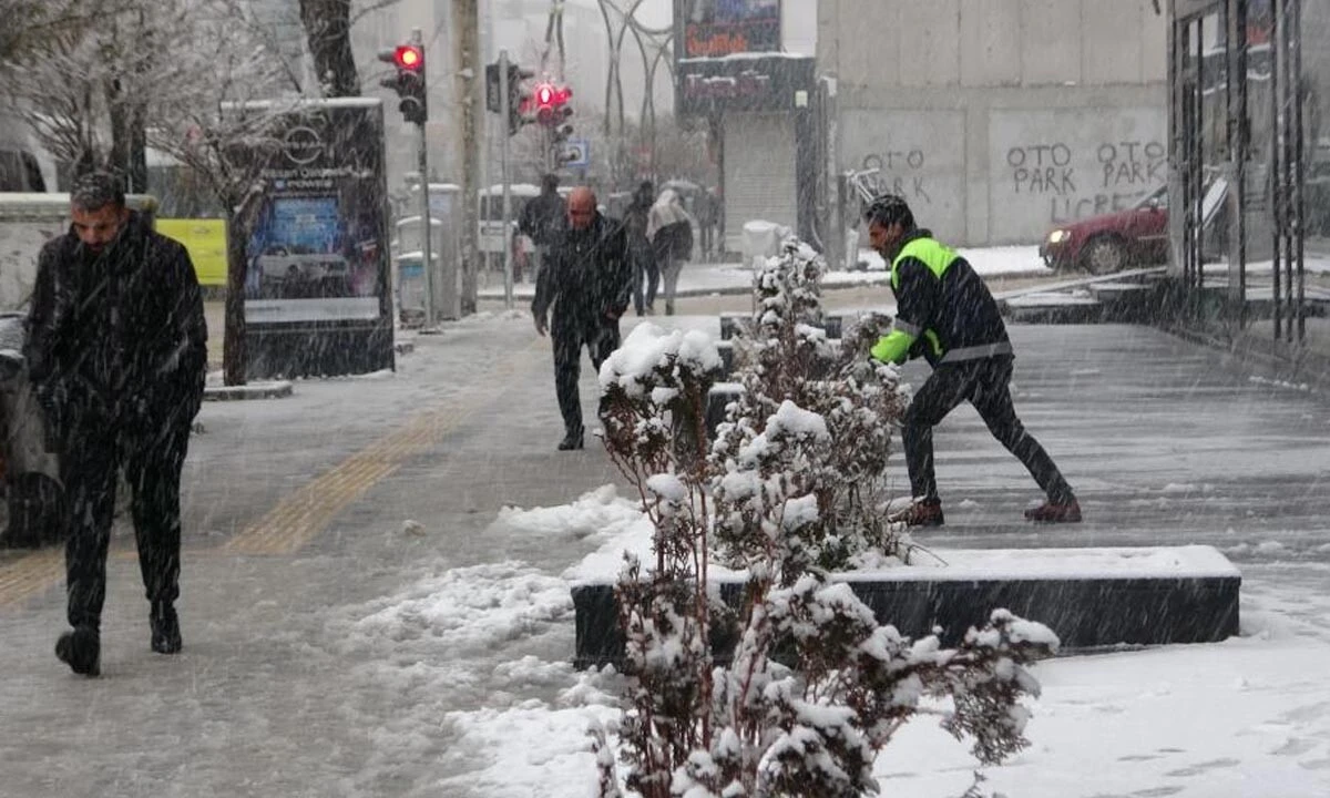 Van'ı kar fırtınası vurdu, hayat felç oldu: 429 yol kapandı, uçaklar rötar yaptı