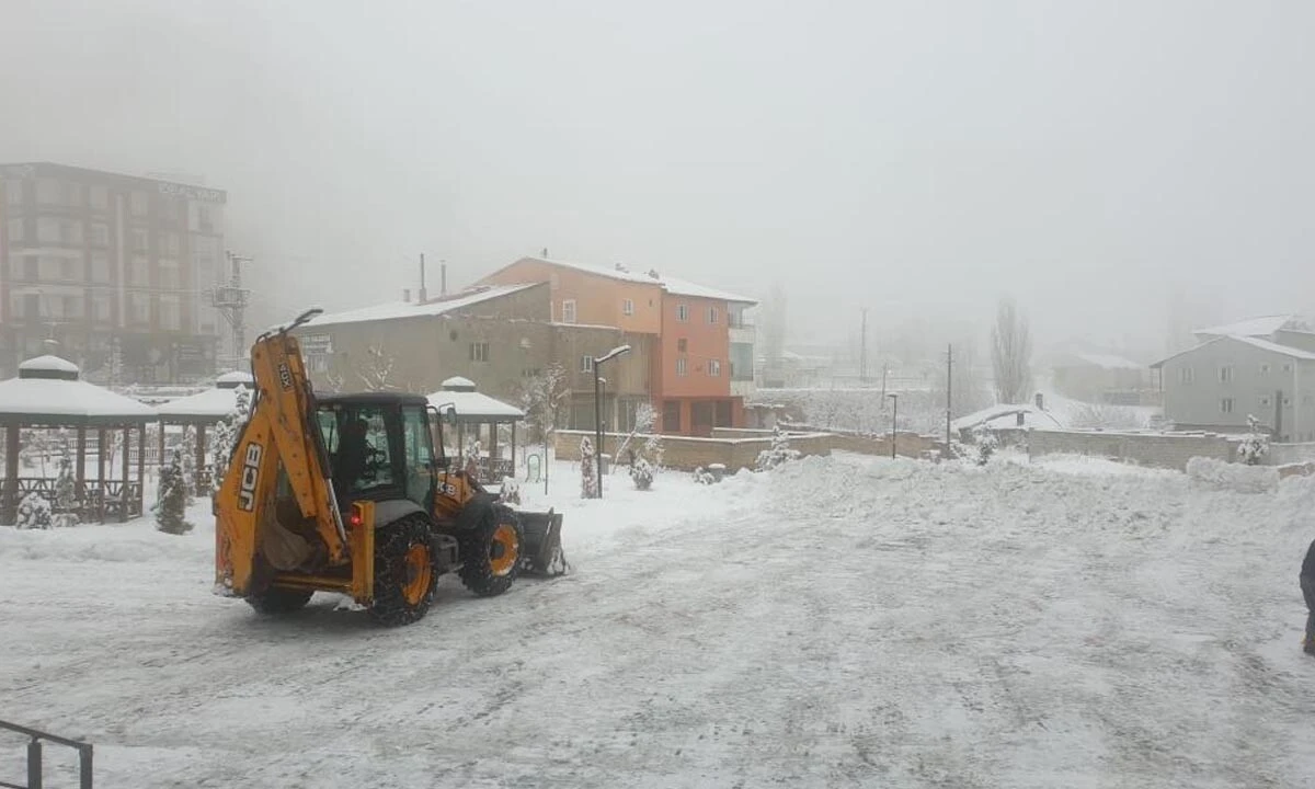 Van'ı kar fırtınası vurdu, hayat felç oldu: 429 yol kapandı, uçaklar rötar yaptı