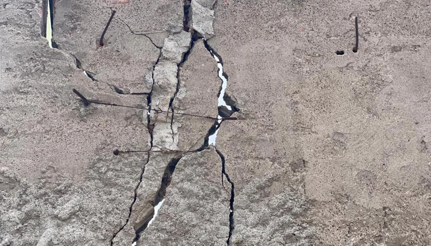 Bir garip olay! Yıkılmasın diye çatlayan duvarı telle tutturdu