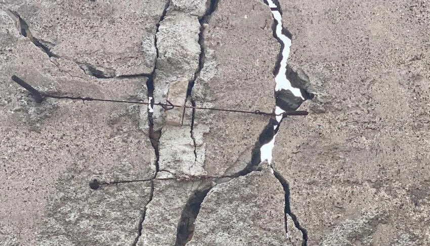 Bir garip olay! Yıkılmasın diye çatlayan duvarı telle tutturdu