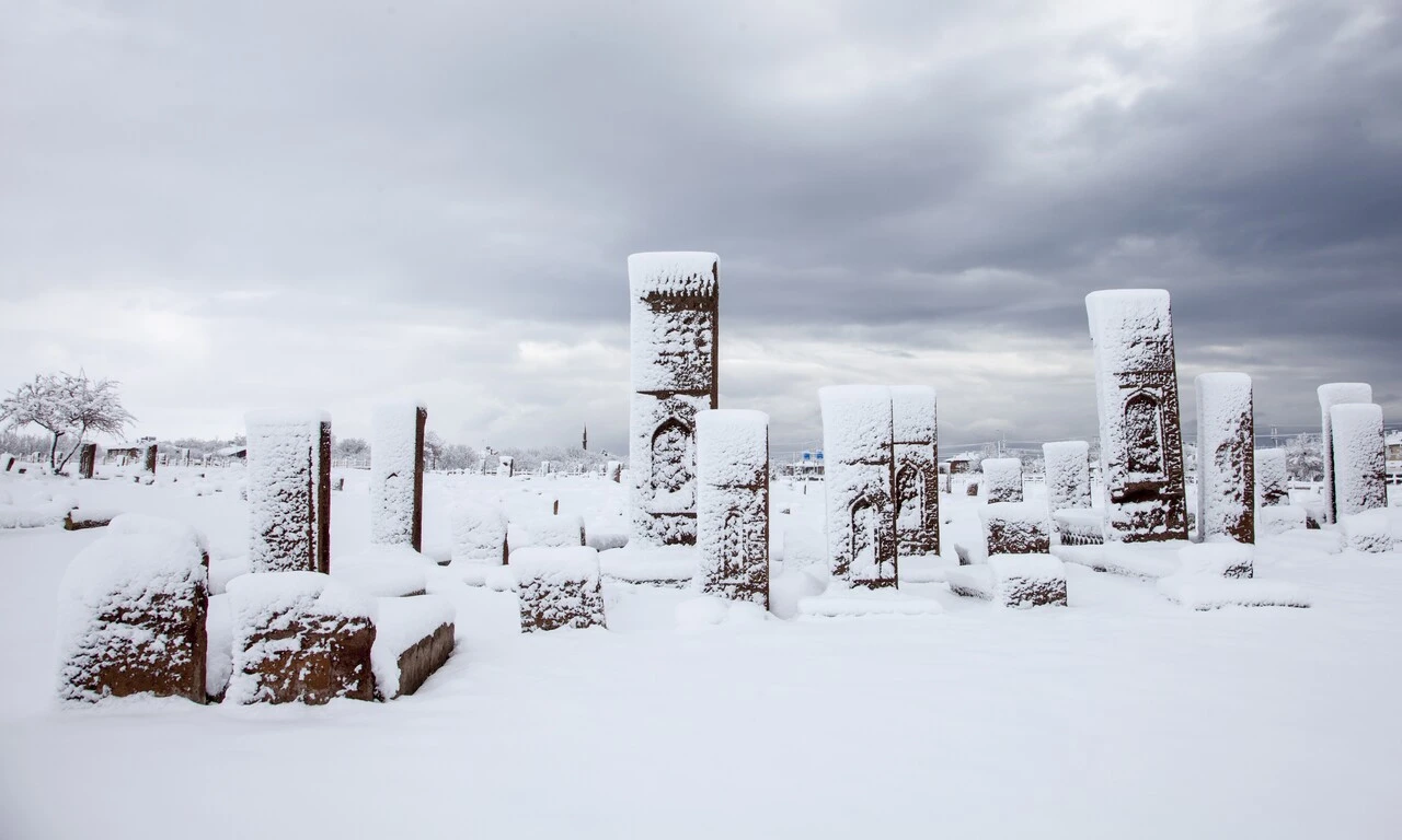 Tarihi mezarlıkta kartpostallık görüntüler