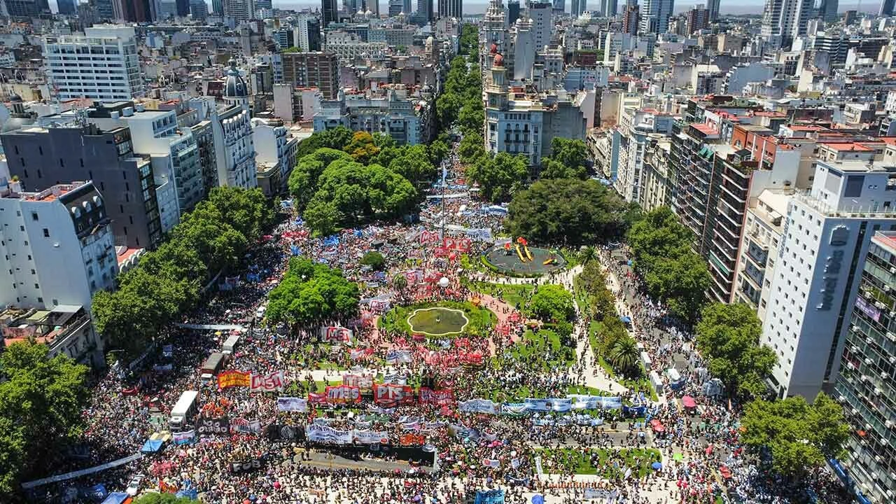 Arjantin'de binlerce kişi sokaklara döküldü, hükümeti protesto etti