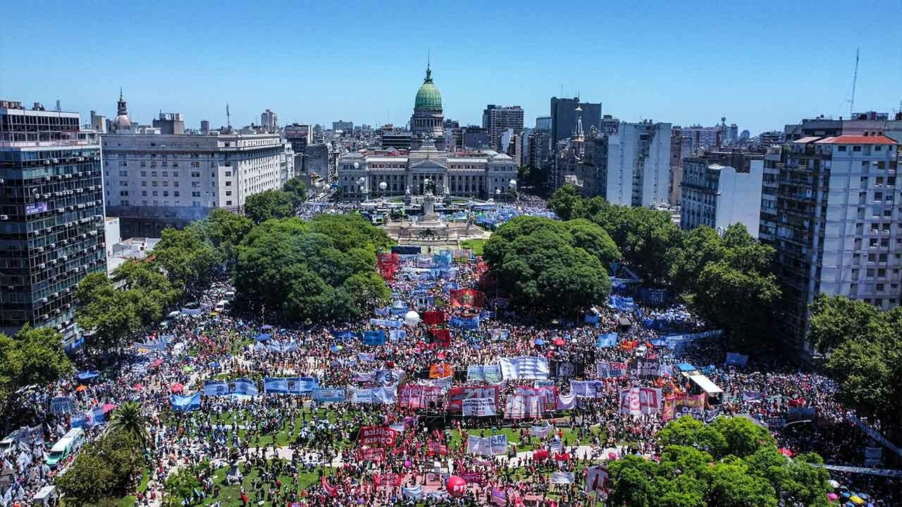 Arjantin'de binlerce kişi sokaklara döküldü, hükümeti protesto etti