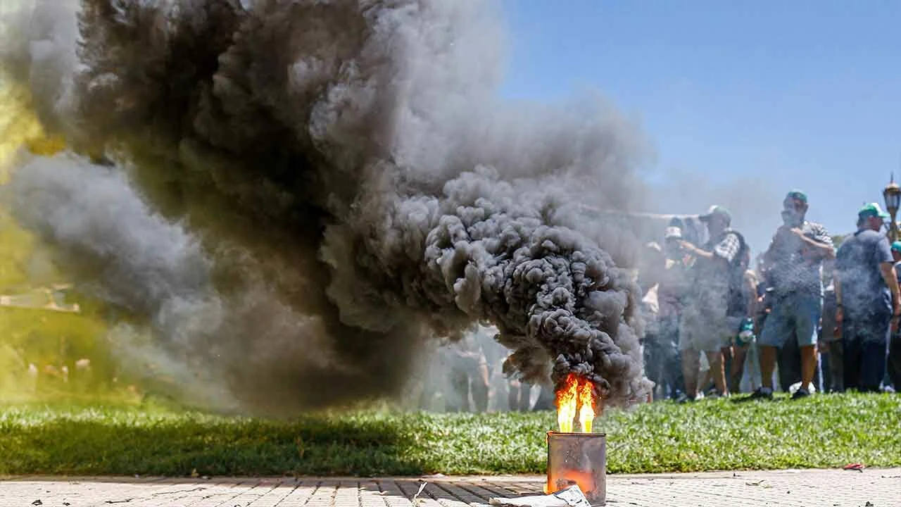 Arjantin'de binlerce kişi sokaklara döküldü, hükümeti protesto etti