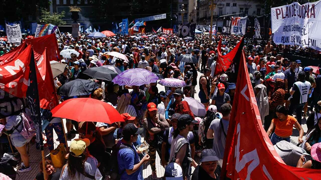 Arjantin'de binlerce kişi sokaklara döküldü, hükümeti protesto etti
