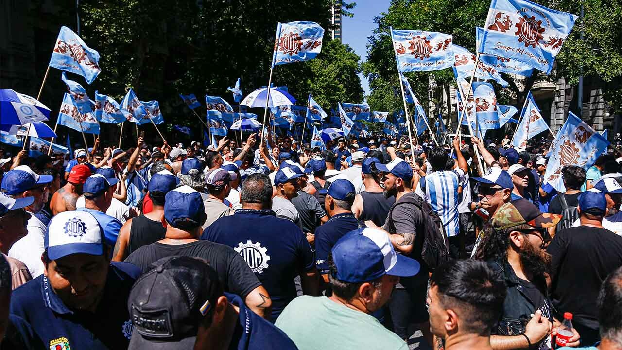 Arjantin&#039;de binlerce kişi sokaklara döküldü, hükümeti protesto etti