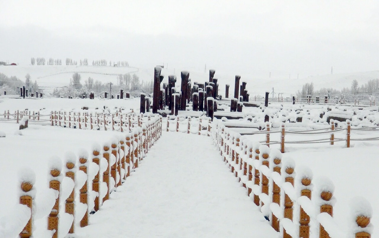 Tarihi mezarlıkta kartpostallık görüntüler