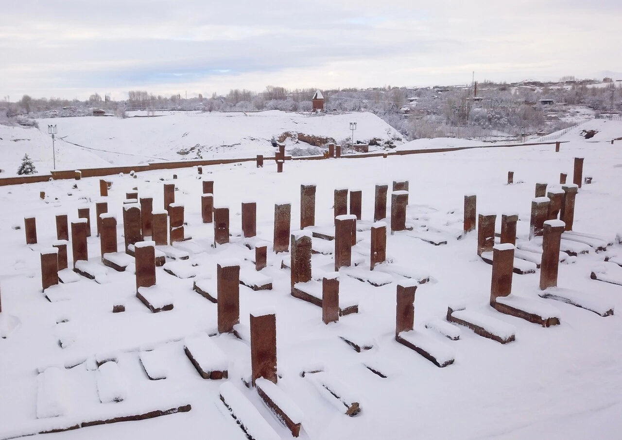 Tarihi mezarlıkta kartpostallık görüntüler