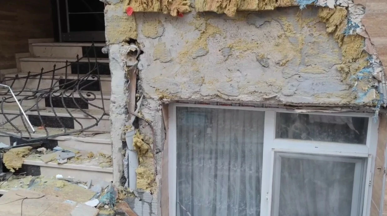 El freni çekilmeyen kamyon yokuş aşağı kaydı, binaya çarparak durabildi