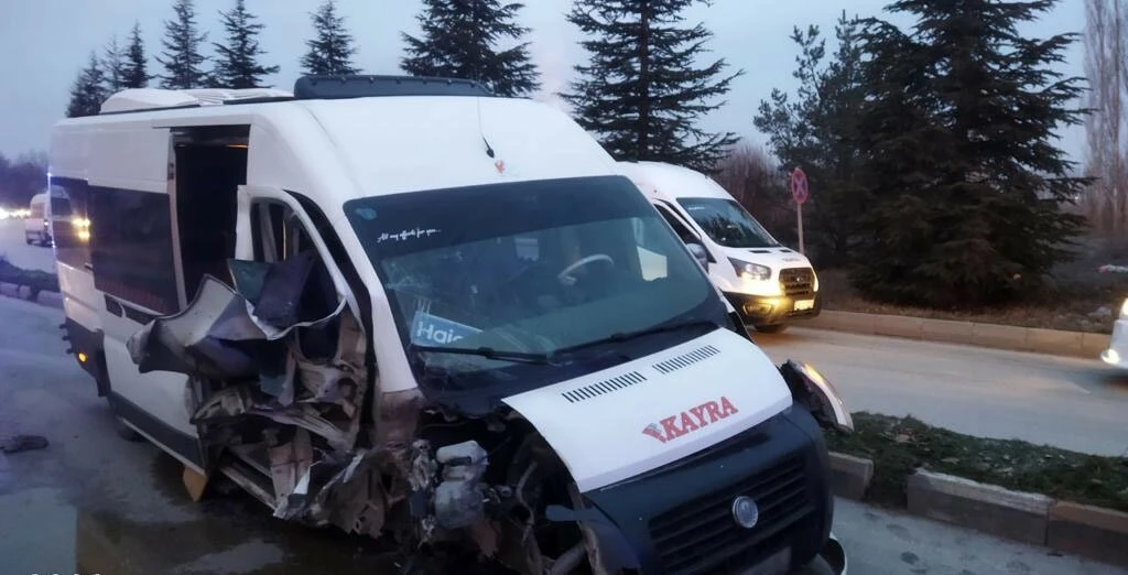 İşçileri taşıyan servis ağaca çarptı: Çok sayıda yaralı var