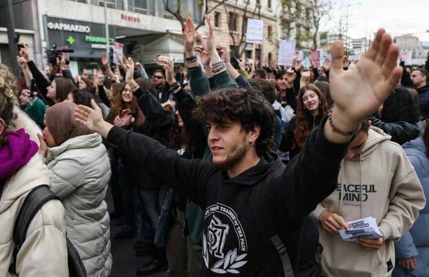 Yunanistan'da öğrenciler özel üniversitelere karşı ayaklandı