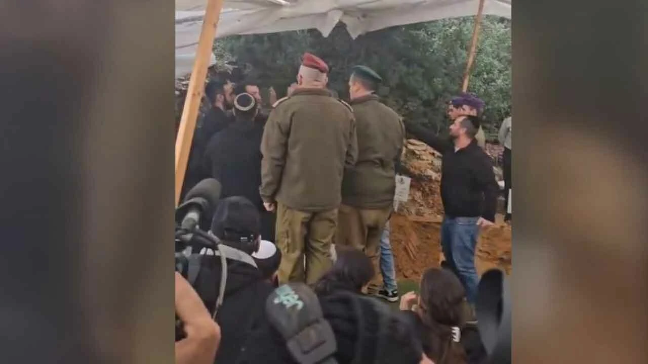 İsrail askerinin cenazesinde olay çıktı: Gazze'de öldürülen kardeşi için üstüne yürüdü