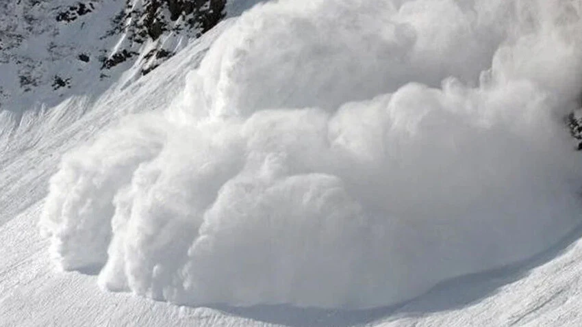 Ardahan-Artvin kara yoluna çığ düştü