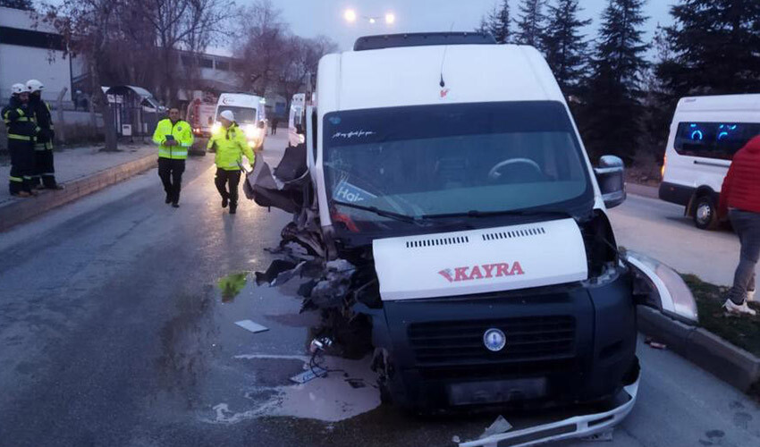 İşçileri taşıyan servis ağaca çarptı: Çok sayıda yaralı var