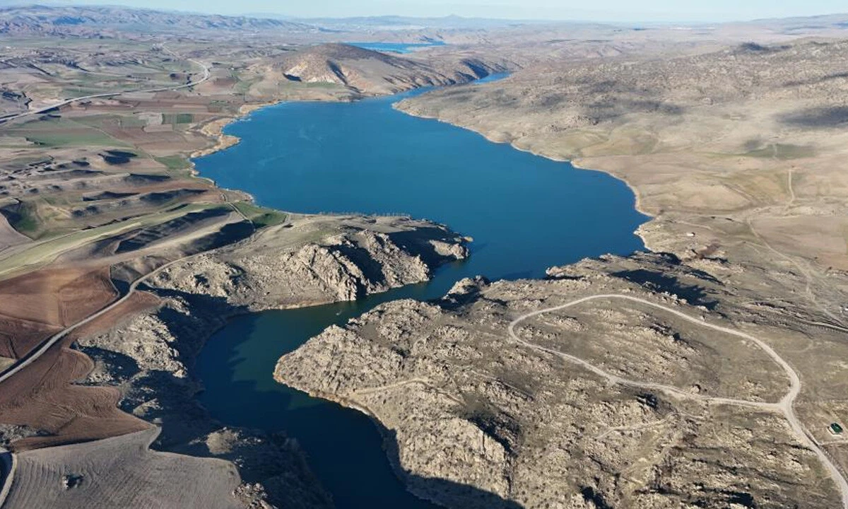 Aynı gün, aynı yer, iki farklı mevsim: Bir tarafta kuraklık, diğer tarafta kar