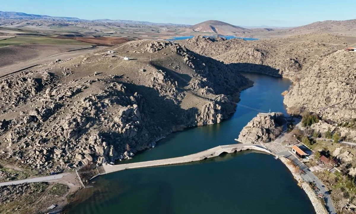 Aynı gün, aynı yer, iki farklı mevsim: Bir tarafta kuraklık, diğer tarafta kar